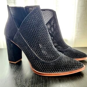 Vince Camuto Levesna ankle boots. Size 9M. Black leather with brown trim.